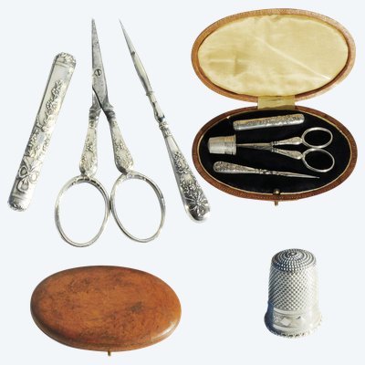 Necessaria vecchia scatola da cucito dell'inizio del XIX secolo, forbici, ditale, punzone da cucito, argento 