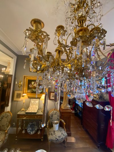 Lampadario Di Grandi Dimensioni In Bronzo Dorato E Nappe In Cristallo Baccarat