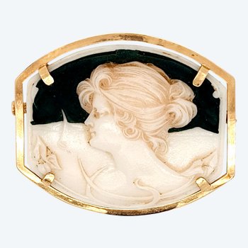 camée en pâte de verre   monture en or jaune 750mm vers 1900/20