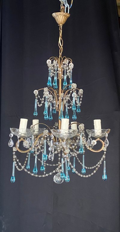 Kronleuchter aus blauen Tropfen