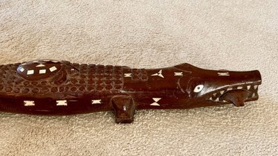 îles Salomon, Années 1950/1960, Sculpture En Bois Incrusté De Nacre Formant Un Crocodile. 