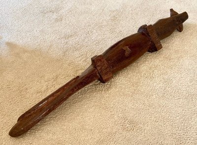 îles Salomon, Années 1950/1960, Sculpture En Bois Incrusté De Nacre Formant Un Crocodile. 