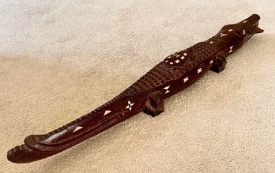 îles Salomon, Années 1950/1960, Sculpture En Bois Incrusté De Nacre Formant Un Crocodile. 