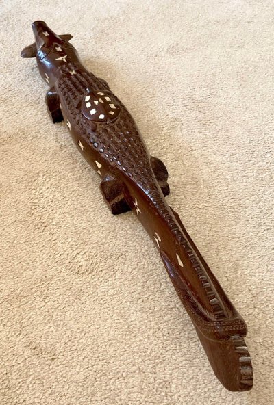 îles Salomon, Années 1950/1960, Sculpture En Bois Incrusté De Nacre Formant Un Crocodile. 