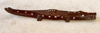 îles Salomon, Années 1950/1960, Sculpture En Bois Incrusté De Nacre Formant Un Crocodile. 