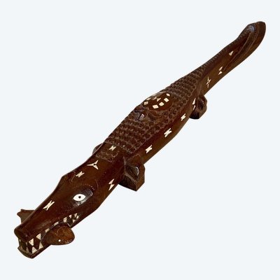 îles Salomon, Années 1950/1960, Sculpture En Bois Incrusté De Nacre Formant Un Crocodile. 