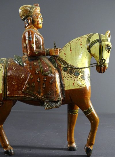 Indien, Mitte des 20. Jahrhunderts, Polychrome Holzgruppe Reiter Auf Seinem Geschnallten Reittier.