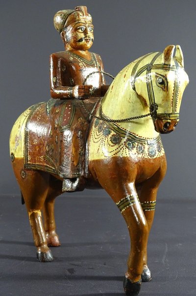 Indien, Mitte des 20. Jahrhunderts, Polychrome Holzgruppe Reiter Auf Seinem Geschnallten Reittier.
