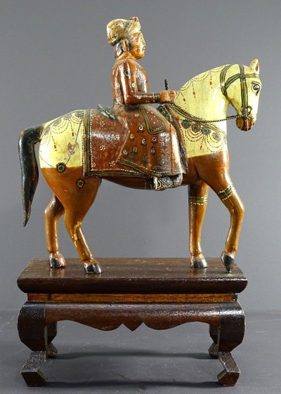 Indien, Mitte des 20. Jahrhunderts, Polychrome Holzgruppe Reiter Auf Seinem Geschnallten Reittier.