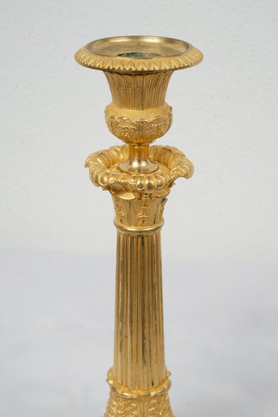 Coppia di antichi candelieri Impero in ormolu. XIX secolo.