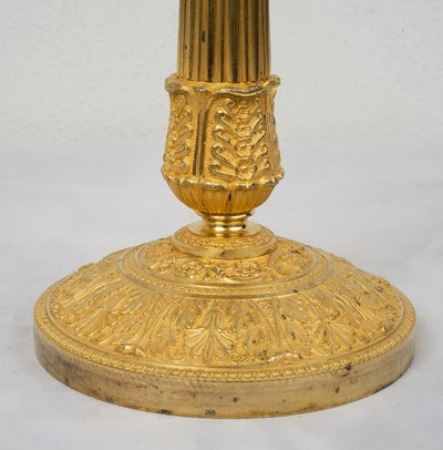 Coppia di antichi candelieri Impero in ormolu. XIX secolo.