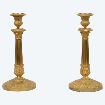 Coppia di antichi candelieri Impero in ormolu. XIX secolo.