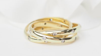 Three-ring wedding band in yellow gold and diamonds