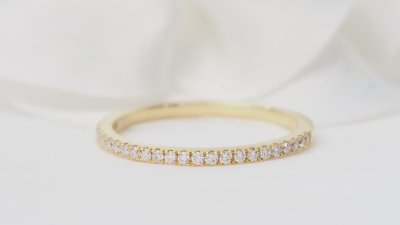 Demi alliance en or jaune et diamants