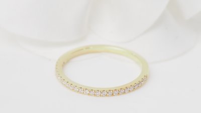 Demi alliance en or jaune et diamants