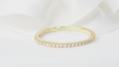 Demi alliance en or jaune et diamants