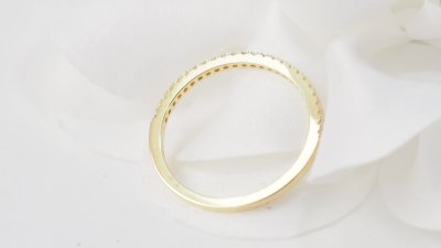 Demi alliance en or jaune et diamants