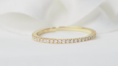 Demi alliance en or jaune et diamants