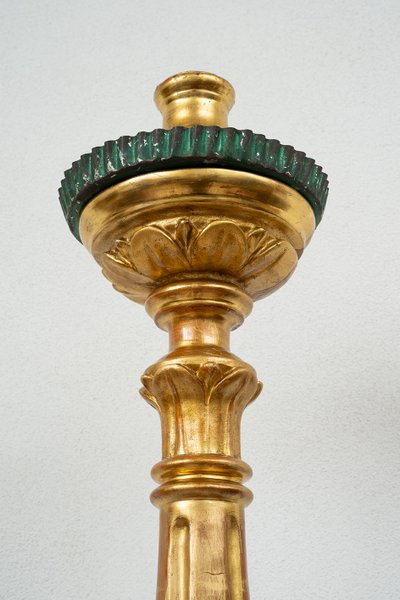 Paire de flambeaux anciens en bois doré et sculpté. Florence, début du XIXe siècle.