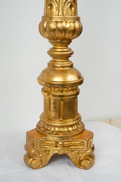 Paire de flambeaux anciens en bois doré et sculpté. Florence, début du XIXe siècle.