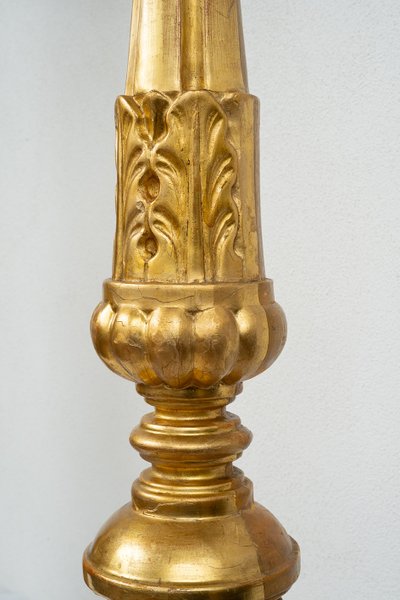 Paire de flambeaux anciens en bois doré et sculpté. Florence, début du XIXe siècle.