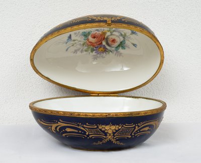 Coffret à bijoux ancien en porcelaine de Sèvres Napoléon III signé "E.Froger". XIXe siècle.
