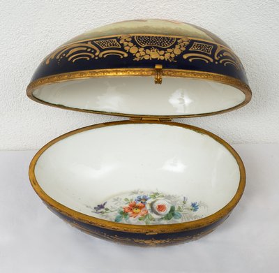 Coffret à bijoux ancien en porcelaine de Sèvres Napoléon III signé "E.Froger". XIXe siècle.