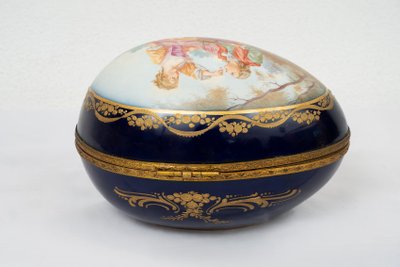 Coffret à bijoux ancien en porcelaine de Sèvres Napoléon III signé "E.Froger". XIXe siècle.