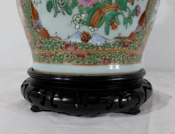  Vaso in porcellana Canton su base in legno, Cina - XIX secolo