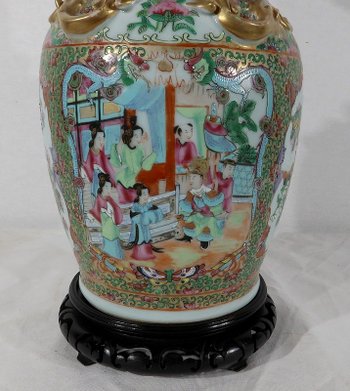  Vaso in porcellana Canton su base in legno, Cina - XIX secolo