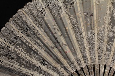 Fans Folded In Mother-of-Pearl And Lace Decor Painted With Birds 1890-1900