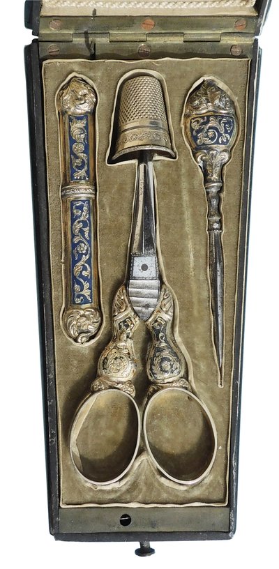 Nécessaire De Couture En Argent Vermeil émaillé XIXe Charles X
