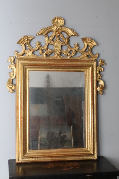 Miroir ancien du milieu du 18ème siècle. Or pur. avec belle cimaise. Mesure 135 x cm 95