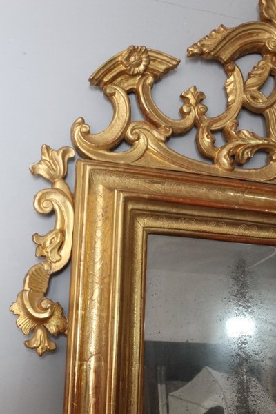 Miroir ancien du milieu du 18ème siècle. Or pur. avec belle cimaise. Mesure 135 x cm 95