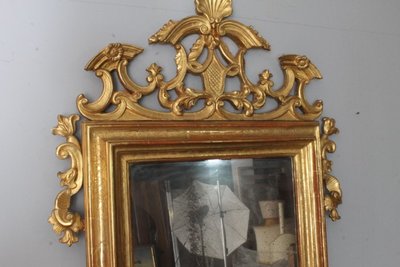 Miroir ancien du milieu du 18ème siècle. Or pur. avec belle cimaise. Mesure 135 x cm 95
