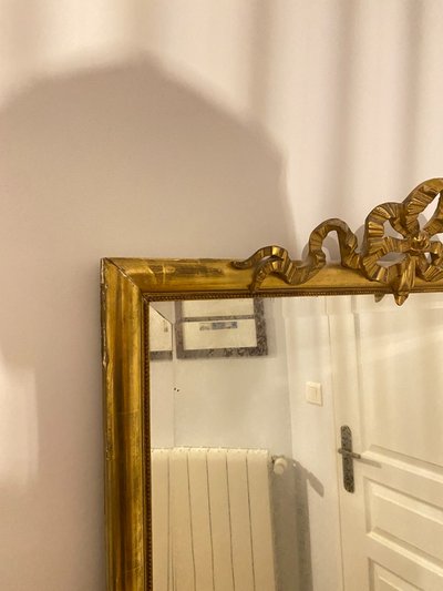 Wichtiger Schrägspiegel mit Fronton aus dem 19. Jahrhundert - Louis XVI Stil - 81cm X 163cm