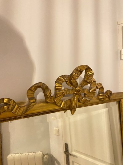 Wichtiger Schrägspiegel mit Fronton aus dem 19. Jahrhundert - Louis XVI Stil - 81cm X 163cm