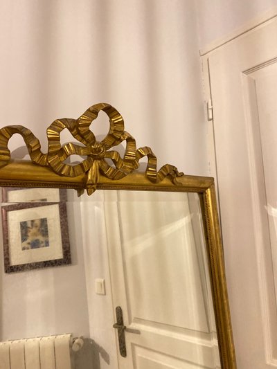 Wichtiger Schrägspiegel mit Fronton aus dem 19. Jahrhundert - Louis XVI Stil - 81cm X 163cm