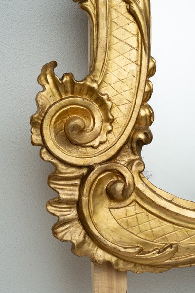 Miroir ancien en bois doré et sculpté. Rome XVIIIe siècle.
