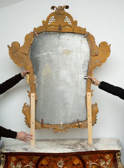 Miroir ancien en bois doré et sculpté. Rome XVIIIe siècle.