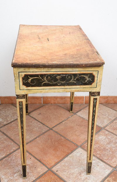 Console ancienne Marchigiana en bois laqué et peint. Epoque XVIIIe siècle.