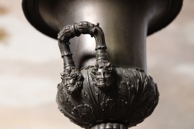Paire de vases Medicis en bronze patiné, XIXème siècle