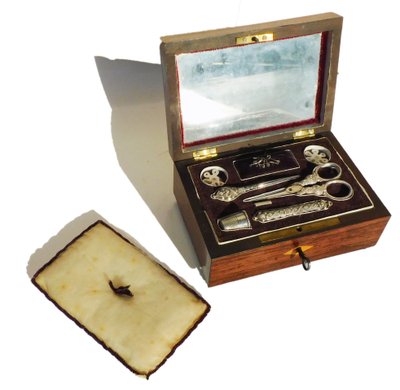 Coffret Marquetté Nécessaire De Couture En Argent Massif Charles X Scissors Thimble Case