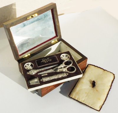 Coffret Marquetté Nécessaire De Couture En Argent Massif Charles X Scissors Thimble Case