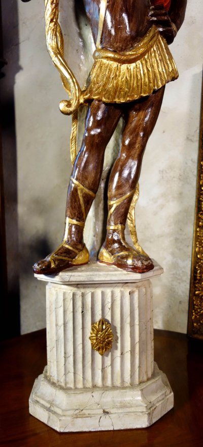 Paire de porte-torchères en bois polychrome