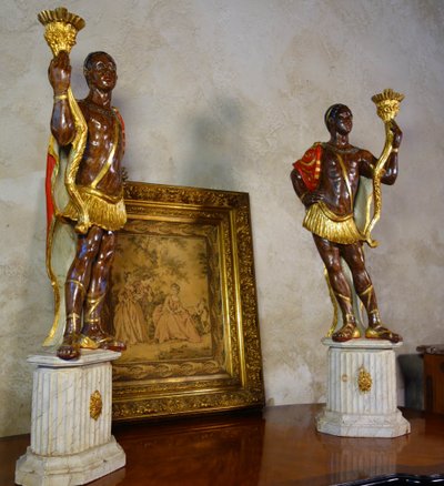 Paire de porte-torchères en bois polychrome