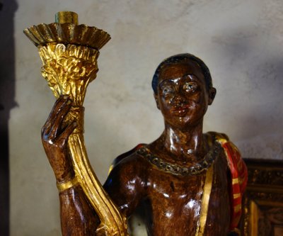Paire de porte-torchères en bois polychrome
