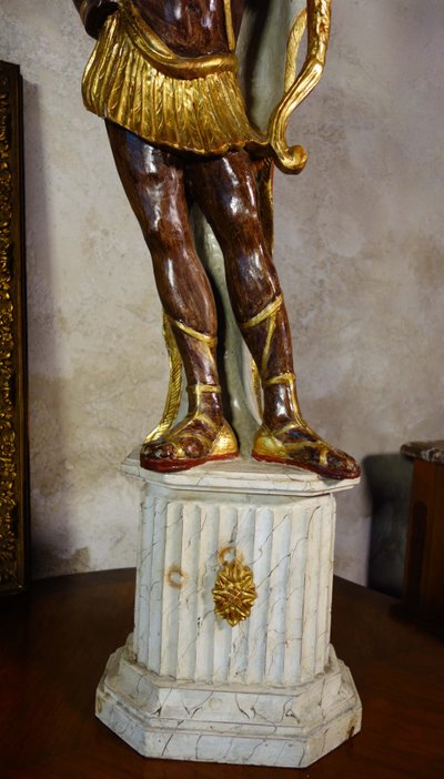 Paire de porte-torchères en bois polychrome