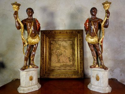 Paire de porte-torchères en bois polychrome