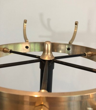 Appendiabiti in metallo laccato nero e ottone, opera francese di Jacques Adnet. Intorno al 1950